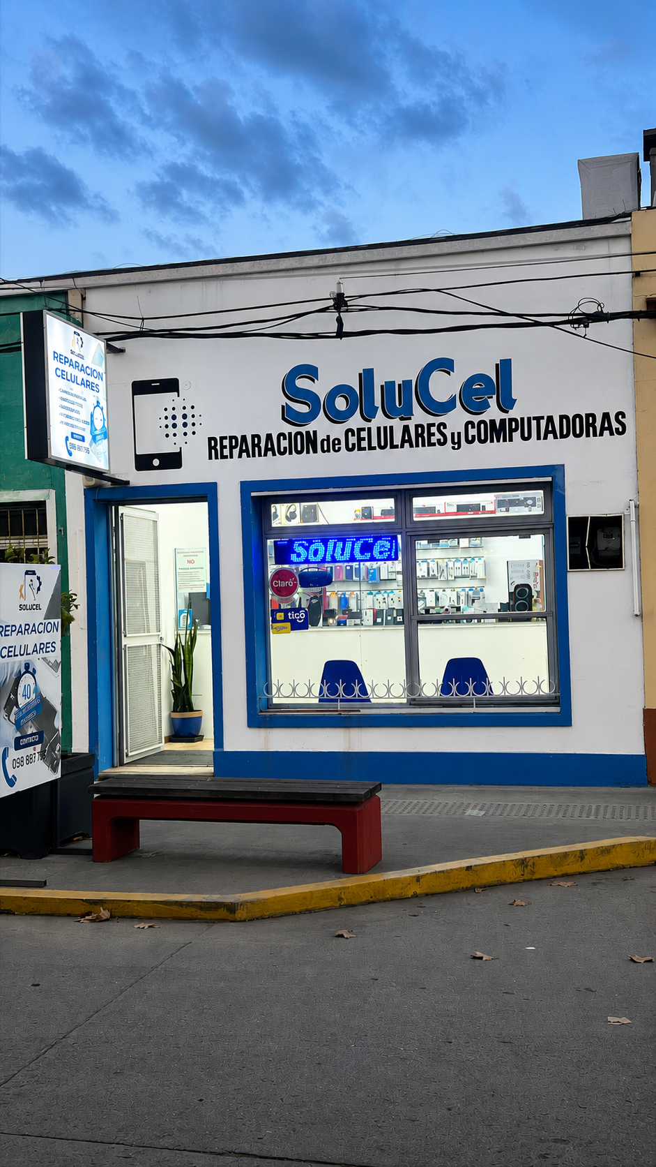 Técnico de SOLUCEL reparando un teléfono en el laboratorio